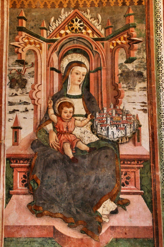  Santuario dell'Icona Passatora, Amatrice: affresco di Vergine in trono col Bambino che sorregge una città (1492)